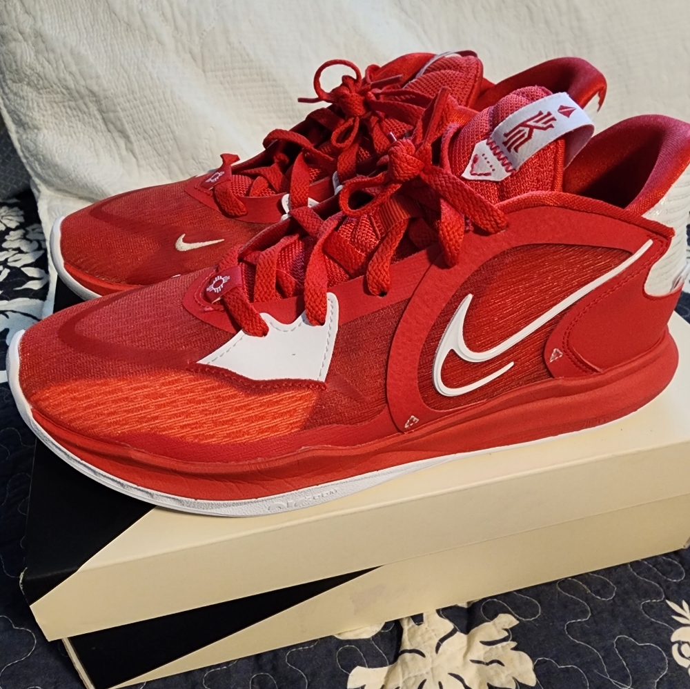Never been worn Kyrie Low 5, 9.5, red